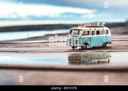 Vintage van in miniatura nel vintage del tono di colore, il concetto di viaggio Foto Stock