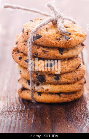 I biscotti al cioccolato scuro sul vecchio tavolo in legno appena sfornato. messa a fuoco selettiva. Foto Stock