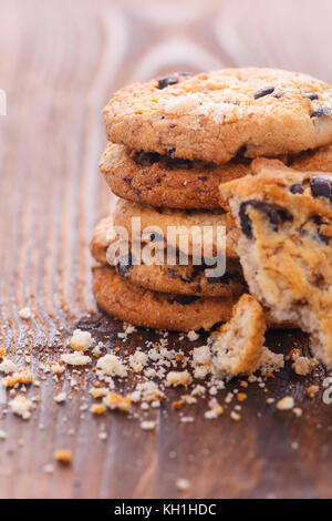 I biscotti al cioccolato scuro sul vecchio tavolo in legno appena sfornato. messa a fuoco selettiva. Foto Stock