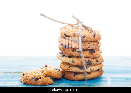 I biscotti al cioccolato su un tavolo di legno appena sfornato. messa a fuoco selettiva. Foto Stock