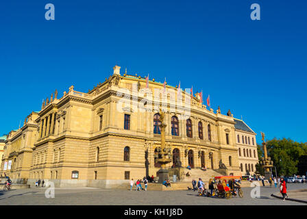 Namesti Jana Palacha, con la sala concerti Rudolfinum, Praga, Repubblica Ceca Foto Stock