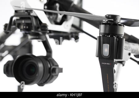 Varna, Bulgaria - 23 aprile 2016: Immagine di DJI INSPIRE 1 Pro drone UAV quadcopter che scatta video 4K e immagini fisse 16mp ed è controllato da wi Foto Stock