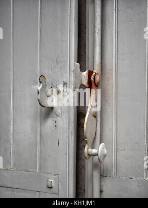 SANITES, FRANCIA - 09 SETTEMBRE 2017: Arrugginito vecchio latch su persiane in legno in città Foto Stock