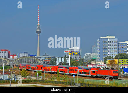 Treno a lasciare la città di Berlino, Germania Foto Stock