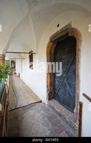 Fortificata porta nel corridoio di una casa medioevale in Judenburg, con arcate su colonne ottagonali e archi. Foto Stock