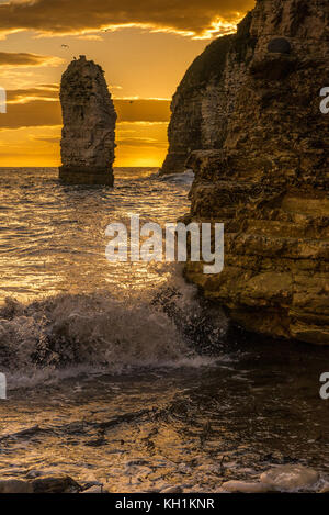 Alta Marea alla prima luce a Flamborough Head Foto Stock