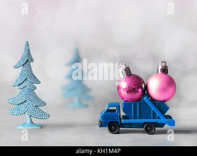 Decorazione di natale. carrello porta auto decorazioni per alberi di Natale. palla di Natale. Foto Stock