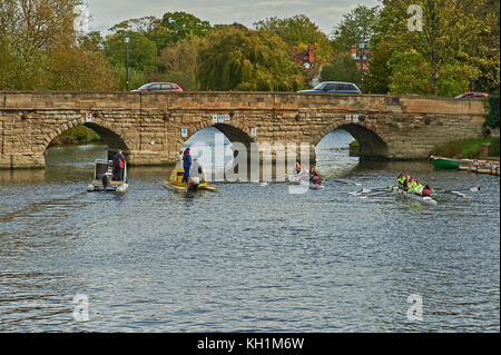 Barche e vogatori da Stratford upon Avon barca approccio Club Clopton Bridge sul fiume Avon nel centro di Stratford upon Avon. Foto Stock