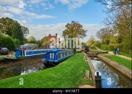 Canal narrowboats ormeggiata in un lato pound adiacente a serrature in Stratford upon Avon canal, Lapworth, Warwickshire Foto Stock