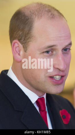 Il Duca di Cambridge, incontra i beneficiari del Welsh Rugby Charitable Trust che sostiene i giocatori che sono stati feriti giocando a calcio e rugby in Galles, in vista della partita di rugby internazionale tra Galles e Australia Autumn, allo stadio del Principato di Cardiff, Galles. Foto Stock