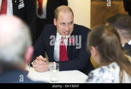 Il Duca di Cambridge, incontra i beneficiari del Welsh Rugby Charitable Trust che sostiene i giocatori che sono stati feriti giocando a calcio e rugby in Galles, in vista della partita di rugby internazionale tra Galles e Australia Autumn, allo stadio del Principato di Cardiff, Galles. Foto Stock