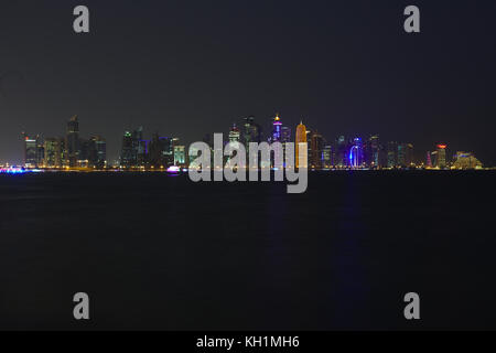 Doha, Qatar - 11 novembre 2017: vista notturna della città delle torri durante la crisi diplomatica con enorme foto del emiro su alcuni. Foto Stock