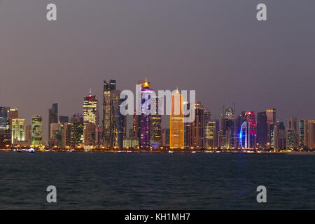 Doha, Qatar - 11 novembre 2017: vista notturna della città delle torri durante la crisi diplomatica con enorme foto del emiro su alcuni. Foto Stock