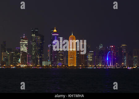 Doha, Qatar - 11 novembre 2017: vista notturna della città delle torri durante la crisi diplomatica, Foto Stock