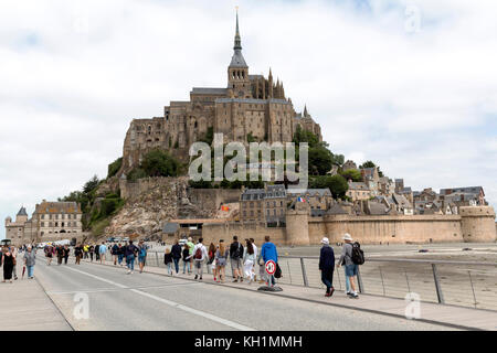 Mont Saint Michel, in Normandia, Francia - luglio 3, 2017: i turisti in visita a isola comune fortezza Mont Saint Michel Foto Stock