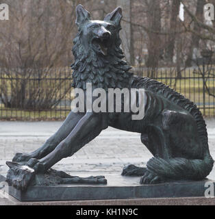 La scultura in bronzo di un maschio di Lupo al di fuori di Trondheim Kunstmuseum Art Museum. Trondheim, Sør-Trøndelag, Norvegia. Foto Stock