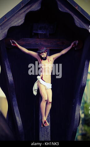 Antica statua lignea raffigurante Crocifisso il gesuita con effetto vintage Foto Stock