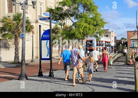 Riverwalk, Wilmington, Carolina del nord. la gente camminare sul lungofiume di fronte alla corte house edificio nel centro. Foto Stock