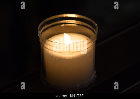 Una candela che si accende. Foto Stock