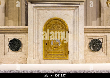 Tabernacolo con l'Eucaristia con una porta dorata e un agnello inciso che simboleggia il Cristo. Duomo di Pavia a Pavia, Italia. Foto Stock