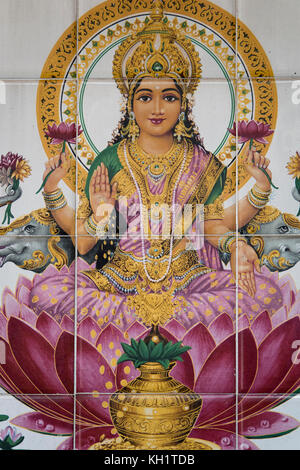 La divinità indù e il murale dei fiori di loto sulle mattonelle della parete nel Tempio di Sri Mahamariamman, Chinatown, Kuala Lumpur, Malesia Foto Stock