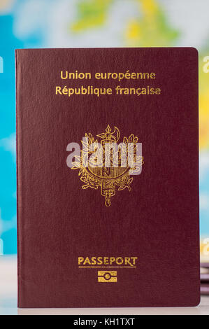 Passaporto francese sulla mappa di sfondo, Francia Foto Stock