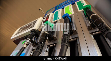 Pistole carburante vicino fino alla stazione di gas Foto Stock