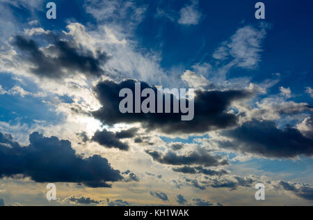 Cielo drammatico con nuvole scure Foto Stock