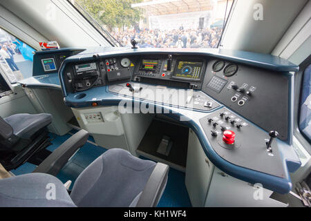 Interno di un treno della cabina operatore Foto Stock