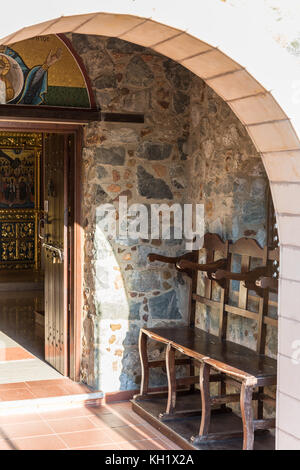 Chiesa di tutti i santi ingresso vicino monastero Stavrovouni - Larnaka, Cipro Foto Stock