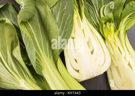 Mazzetto di fresco verde baby bok choy tagliato a metà closeup Foto Stock