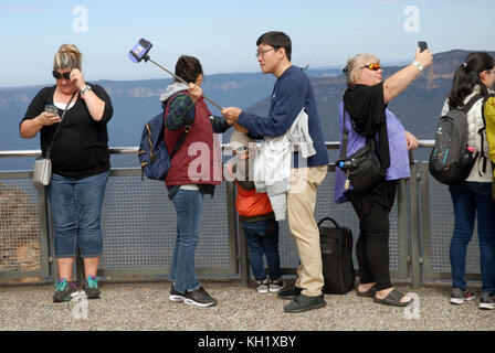 Le persone in cerca di tutta Jamison Valley da Echo Point Lookout, Katoomba, Blue Mountains, Australia. Foto Stock