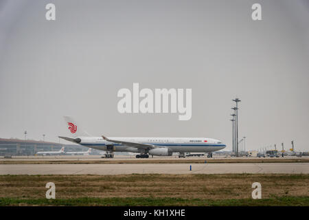 Pechino, Cina - ottobre 2017: air china airbus è atterrato all aeroporto di Pechino in Cina. air china è la compagnia di bandiera della Repubblica popolare cinese Foto Stock