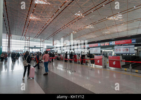 Pechino, Cina - ottobre 2017: air china banco per il check-in all'aeroporto di Pechino in Cina. air china è la compagnia di bandiera della Cina. Foto Stock