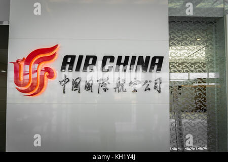 Pechino, Cina - ottobre 2017: Air China Company logo all'aeroporto di Pechino in Cina. ZONA DI AIR CHINA è la compagnia di bandiera della Repubblica popolare cinese e dall'aeroporto di Pechino è il suo mozzo. Foto Stock