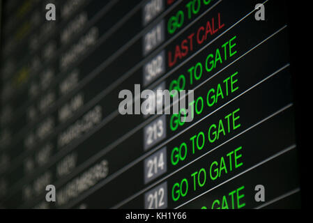 Aeroporto di monitor di chiamata per i passeggeri si scrive vai al gate e ultima chiamata. Foto Stock