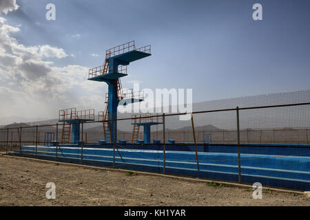 Kabul - trampolini e la piscina olimpionica costruita dai russi in offerta per Olymic giochi. La piscina non era mai parte delle Olimpiadi. Invece, Foto Stock