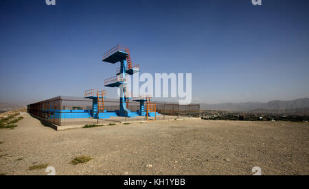 Kabul - trampolini e la piscina olimpionica costruita dai russi in offerta per Olymic giochi. La piscina non era mai parte delle Olimpiadi. Invece, Foto Stock