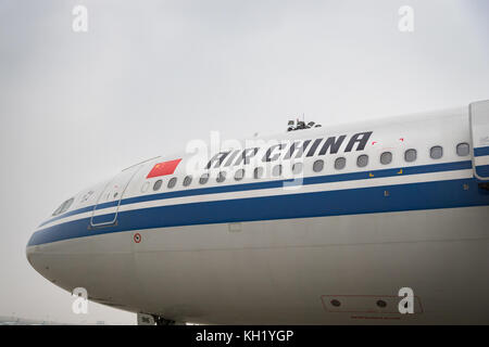 Pechino, Cina - ottobre 2017: air china airbus è atterrato all aeroporto di Pechino in Cina. air china è la compagnia di bandiera della Repubblica popolare cinese Foto Stock