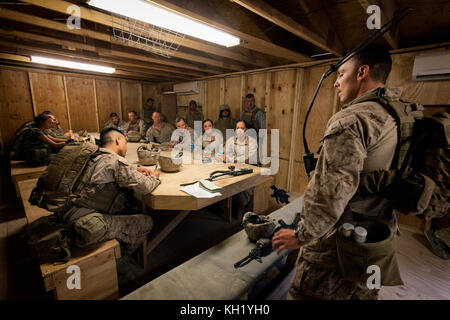 Marines americani in un briefing prima di andare in pattuglia in nowzad, provincia di Helmand, Afghanistan Foto Stock