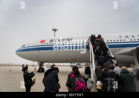 Pechino, Cina - ottobre 2017: air china airbus è atterrato all aeroporto di Pechino in Cina. air china è la compagnia di bandiera della Repubblica popolare cinese Foto Stock