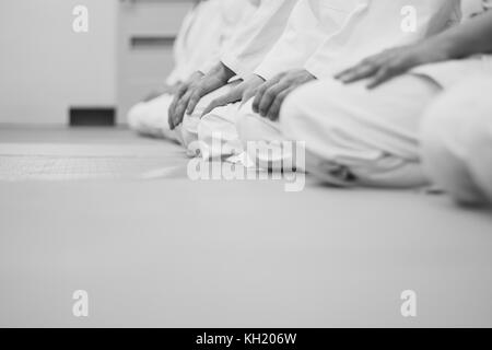 Gruppo di bambini in kimono seduta sul tatami Foto Stock