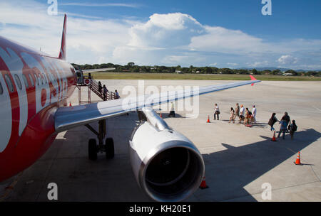 Air Asia Airbus A320 piano su asfalto con passeggeri imbarco a Puerto Princesa, PALAWAN FILIPPINE Foto Stock