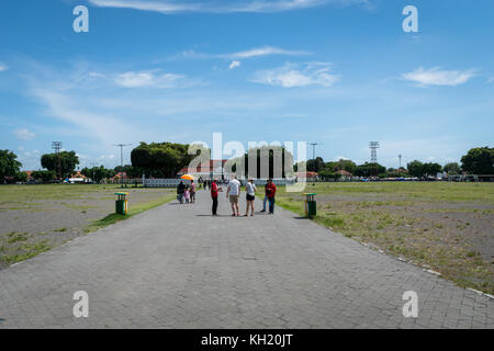 Yogyakarta, Indonesia - ottobre 2017: quadrato verde nella parte anteriore di Kraton palace, il royal Grand Palace a Yogyakarta, Indonesia. Foto Stock