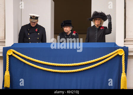 La regina Elisabetta II, il duca di Edimburgo e la duchessa di Cornovaglia durante il servizio annuale della domenica di memoria al memoriale Cenotafh a Whitehall, nel centro di Londra. Foto Stock