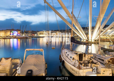 Panorama notturno di antico porto di Genova Foto Stock