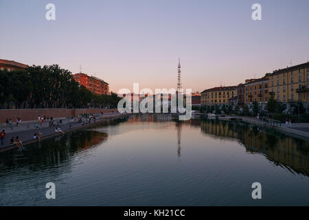 Vista di uno dei canali di Milano nella zona dei navigli la sera prima che tramonti, Italia Foto Stock