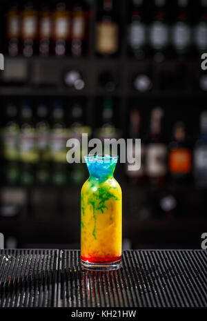 Fancy variopinti cocktail serviti sul bancone del bar Foto Stock