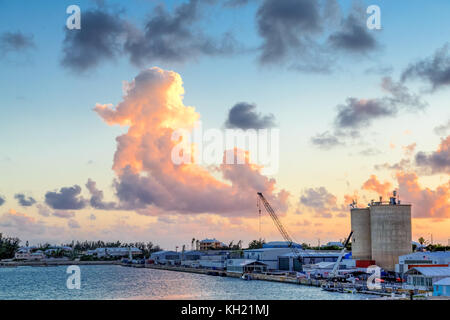 Un bel tramonto su bermuda porto industriale Foto Stock