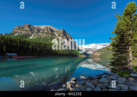 Il bel Lago Louise nel parco nazionale di Banff Foto Stock